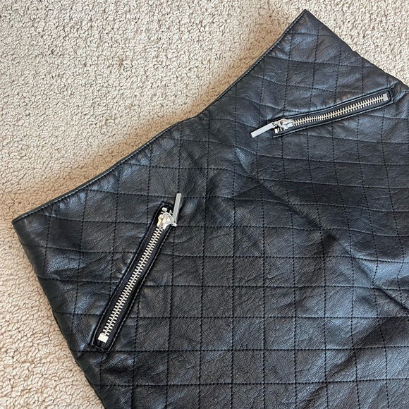 Black H & M Pleather mini skirt - Picture 2 of 4